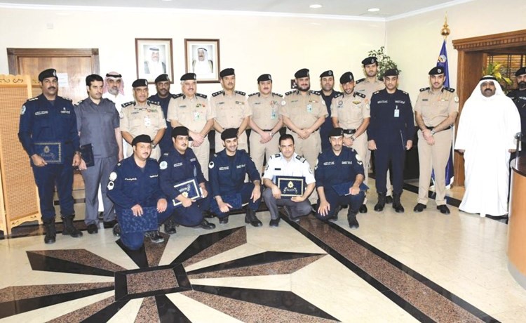 اللواء منصور العوضي متوسطا المكرمين﻿