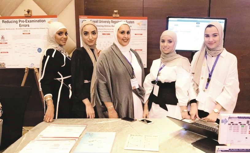 طالبات مشروع تطوير الموقع الإلكتروني لجامعة الكويت ﻿