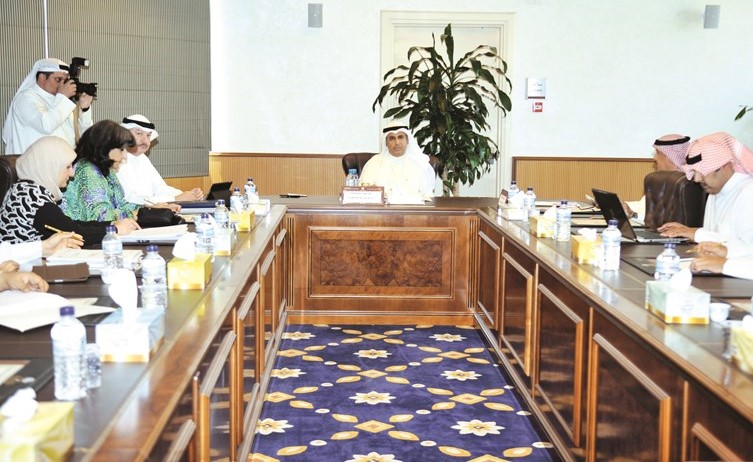د.فالح العزب وعبداللطيف السريع وهبة العبدالجليل خلال المؤتمر الصحافي	(زين علام)﻿