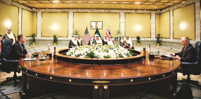 الشيخ صباح الخالد خلال الاجتماع مع كل من وزير الخارجية الأميركي ريكس تيلرسون ومستشار الأمن القومي البريطاني مارك سيدويل ﻿