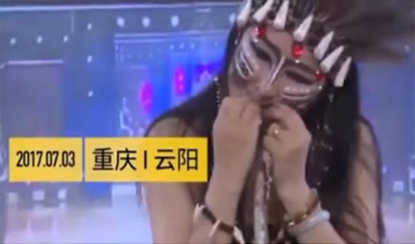 بالفيديو.. لحظة تناول امرأة ثعبان حي خلال مشاركتها في برنامج