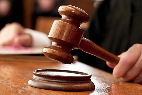 محكمة تلزم مصرياً بشراء 13 لتر لبن يومياً لطفلته.. والأب: "بترضع طبيعي"!