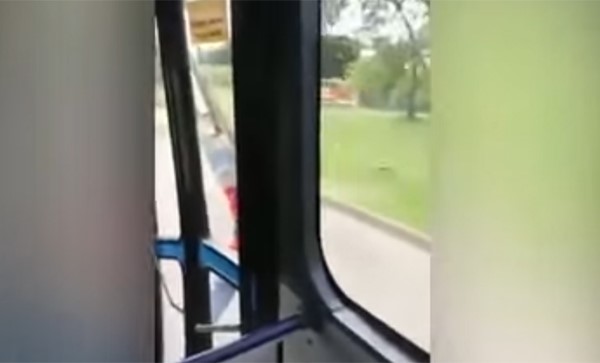 بالفيديو.. كولمبي يتعلق بمرآة حافلة لعدة أميال تجنباً لدفع الأجرة