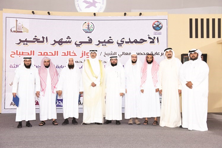الشيخ فواز الخالد مع رئيس وأعضاء اللجنة المنظمة للمسابقة﻿