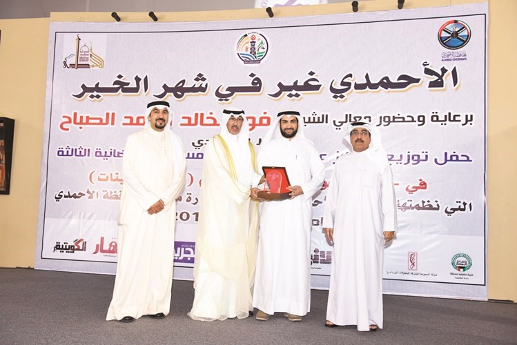 الزميلان عدنان الراشد ومحمد راتب يتسلمان درعا تكريمية لجريدة الأنباء من الشيخ فواز الخالد	(أحمد علي)﻿