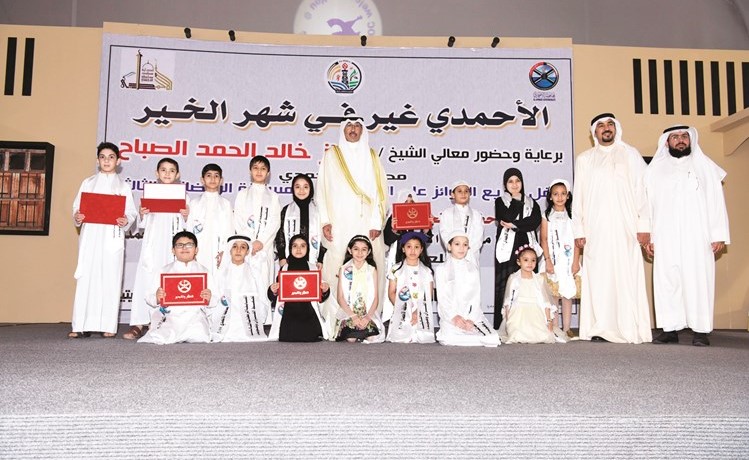 الشيخ فواز الخالد مع مجموعة من المكرمين خلال الحفل﻿