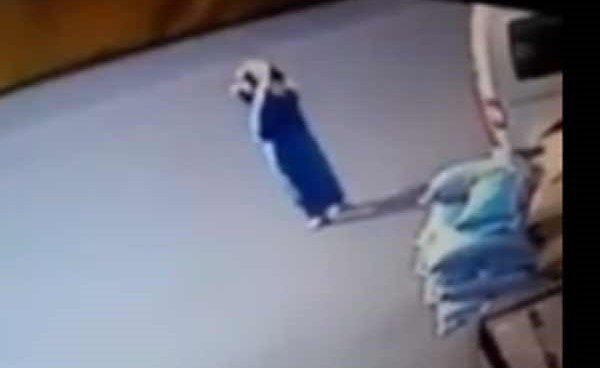 بالفيديو.. لحظة سرقة حقيبة امرأة في وضح النهار