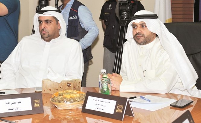 الوزير محمد الجبري والنائب راكان النصف يتابعان إصدار إحدى الرخص إلكترونيا	(زين علام)﻿