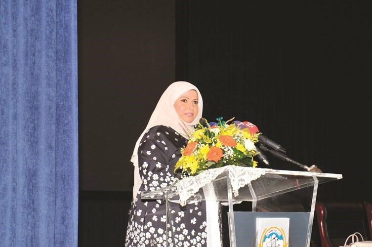 الوكيل المساعد لشؤون البعثات والمعادلات والعلاقات الثقافية بوزارة التعليم العالي فاطمة السنان تلقي كلمتها﻿