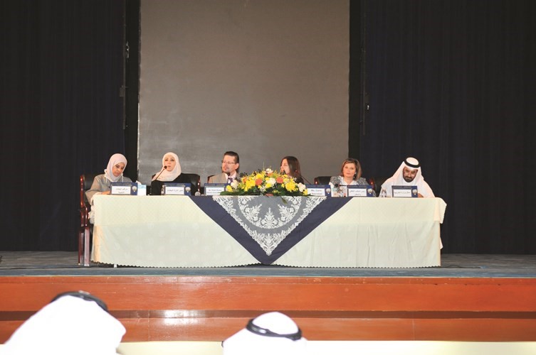د.أسيل العوضي ووفاء الصراف ونسيبة النصف وبداح الدوسري وروبين بوسي أثناء اللقاء التنويري﻿