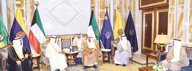صاحب السمو الامير الشيخ صباح الأحمد اثناء استقباله رئيس مجلس الأمة مرزوق الغانم ود. خليل عبدالله وأسامة الشاهين بحضور محمد شرار وأحمد الفهد﻿