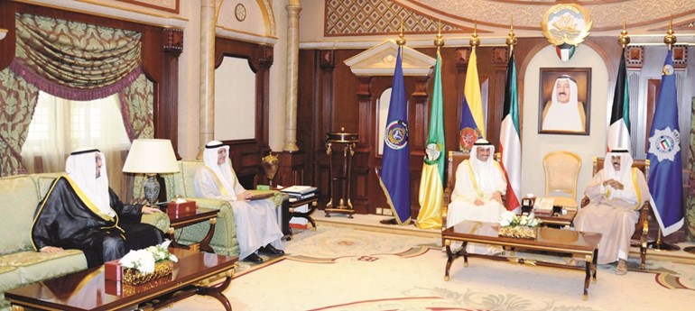 سمو ولي العهد الشيخ نواف الأحمد خلال استقباله الرئيس مرزوق الغانم والنائبين د.خليل عبدالله وأسامة الشاهين﻿