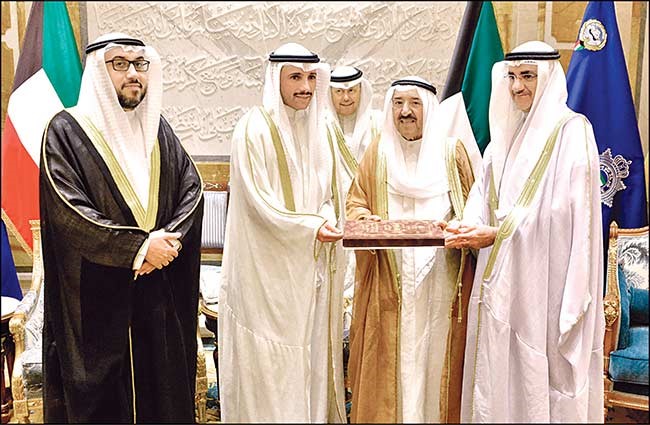 صاحب السمو الامير الشيخ صباح الأحمد يتسلم من رئيس مجلس الأمة مرزوق الغانم  ود. خليل عبدالله وأسامة الشاهين تقرير لجنة «مشروع الجواب على الخطاب الأميري»
