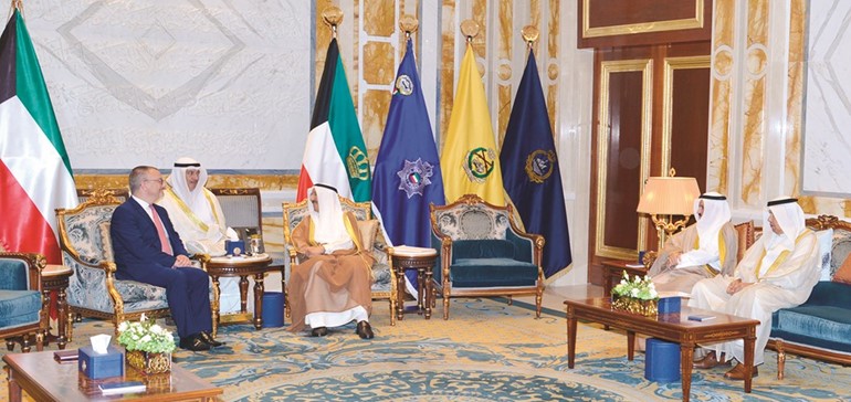 صاحب السمو الأمير مستقبلا السفير البريطاني ماثيو لودج ﻿
