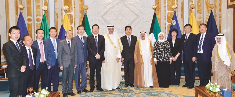 صاحب السمو الأمير الشيخ صباح الأحمد خلال استقباله هند الصبيح والمدير العام لبنك الصين للتنمية دونج شينغ ووفد الخبراء الصينيين المفوض من لجنة التنمية والإصلاح ﻿