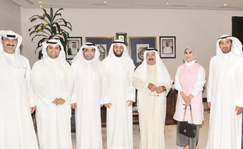 الشيخ ناصر صباح الاحمد اثناء استقباله رئيس مجلس ادارة جمعية المعلمين مطيع العجمي واعضاء مجلس الادارة ﻿