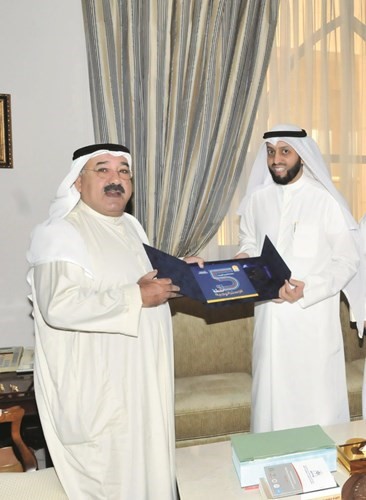 الشيخ ناصر صباح الاحمد يتسلم نسخة من استراتيجية التعليم﻿﻿(2017 - 2021) من مطيع العجمي ﻿