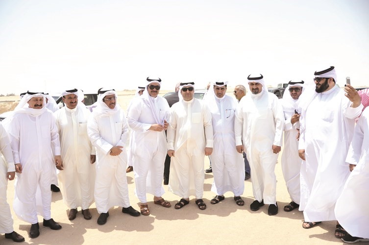 ياسر أبل متوسطا عددا من المسؤولين خلال الجولة﻿