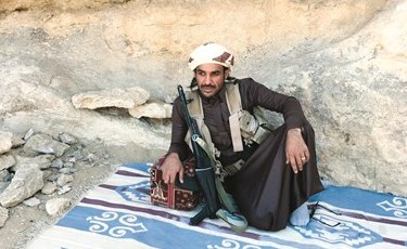 كويتي متطوع يساند أهالي الجوف على عودة الشرعية