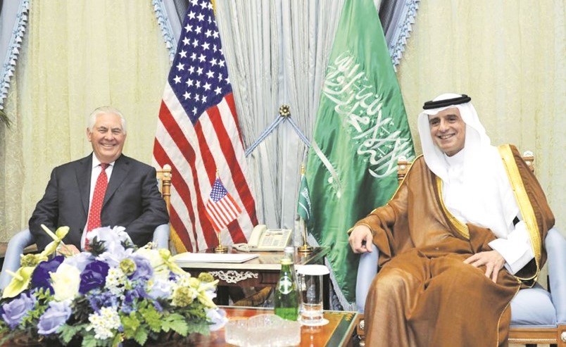 وزير الخارجية السعودي د.عادل الجبير مستقبلا نظيره الاميركي ريكس تيلرسون في جدة امس	(أ.ف.پ)﻿