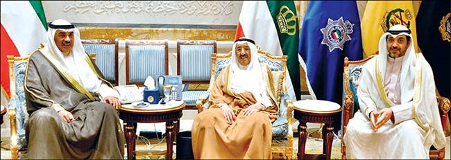 صاحب السمو الأمير الشيخ صباح الأحمد لدى استقباله الشيخ صباح الخالد والشيخ محمد العبدالله 