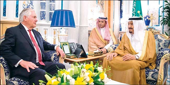 خادم الحرمين الشريفين الملك سلمان بن عبدالعزيز خلال استقباله وزير الخارجية الأميركي ريكس تيلرسون في جدة امس
