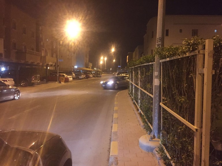 إتلاف نحو 5 أطنان مواد غذائية فاسدة وغلق مخزن في "الشويخ"