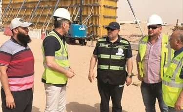 م. أحمد الحصان متحدثا مع عدد من مهندسي المشروع خلال الجولة﻿