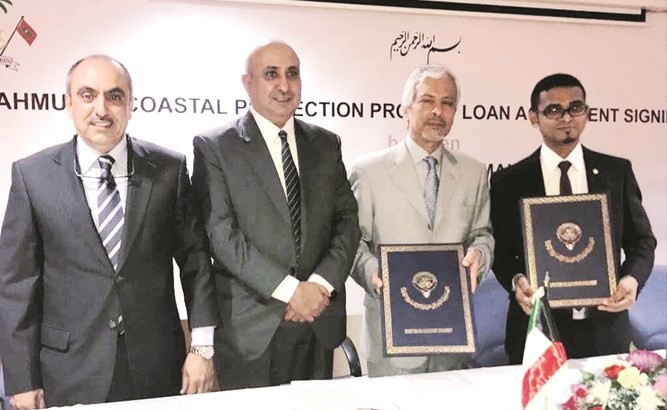 أحمد مناور وهشام الوقيان خلال توقيع الاتفاقية بحضور السفير خلف بوظهير ووليد البحر ﻿