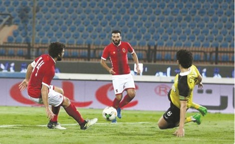غالي يمرر لمتعب قبل التسجيل﻿