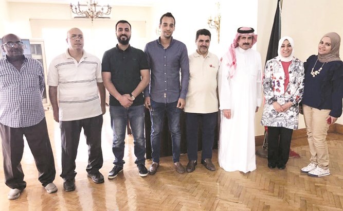 الشيخ مبارك الدعيج أثناء زيارته إلى مكتب كونا في القاهرة﻿