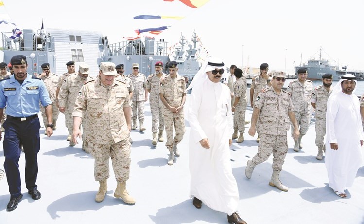 الشيخ محمد الخالد واللواء الركن بحري خالد الكندري وضباط القوة البحرية خلال الجولة(احمد علي)﻿