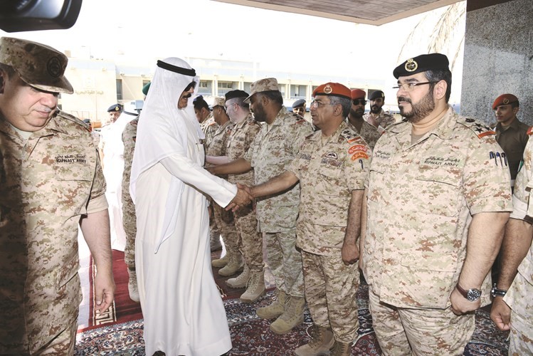 الشيخ محمد الخالد مصافحا ضباط القوة البحرية﻿