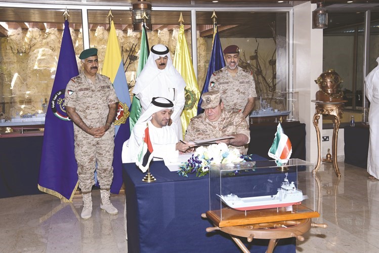اللواء خالد الكندري وممثل شركة أبوظبي لبناء السفن يوقعان على تسلم سفينة صبحان﻿