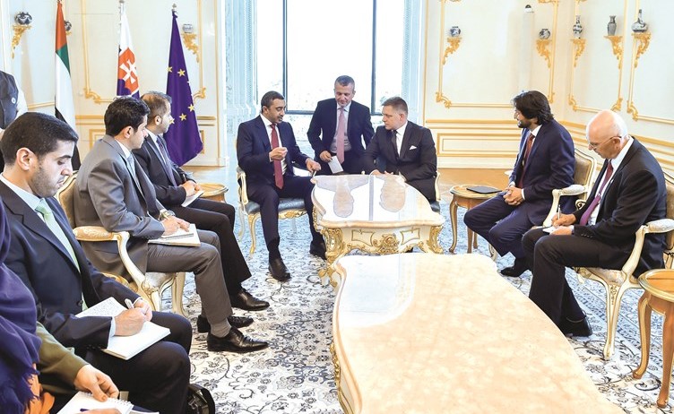 روبرت فيتسو رئيس وزراء جمهورية سلوفاكيا مستقبلا سمو الشيخ عبدالله بن زايد آل نهيان وزير الخارجية والتعاون الدولي الاماراتي أمس(وام)﻿