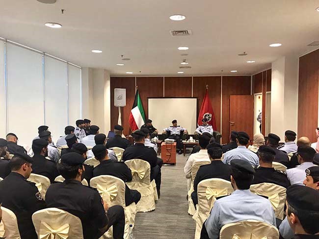 الفريق خالد المكراد خلال اجتماعه مع قيادات قطاعي المكافحة والوقاية