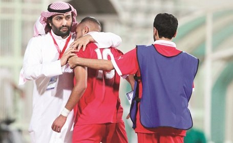 مدير الكرة ماجد عناد مع فهد نايف في مباراة سابقة﻿