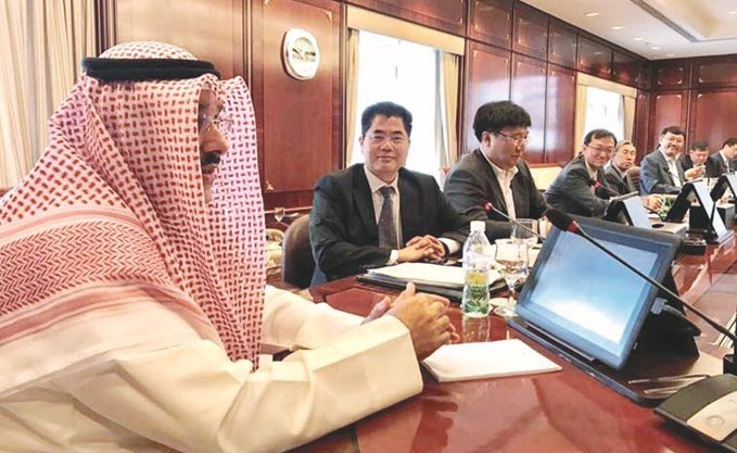 السفير سميح حيات في احد الاجتماعات للوفد الصيني الحكومي الزائر للبلاد﻿