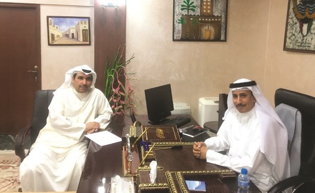 عبدالله العجمي متحدثا للزميل عبدالعزيز الفضلي ﻿