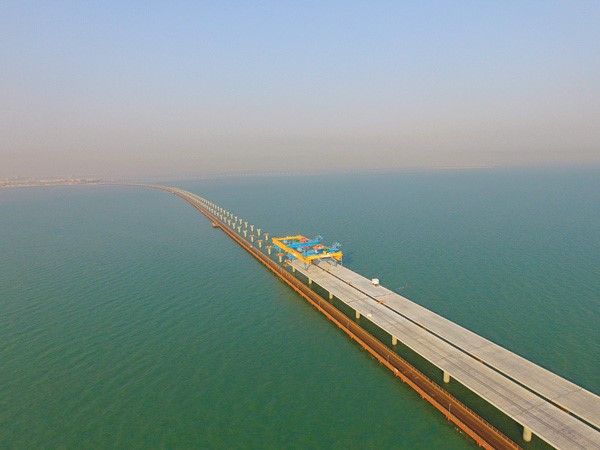 أعمال تركيب العوارض الصندوقية سابقة الصب ضمن مشروع جسر الشيخ جابر