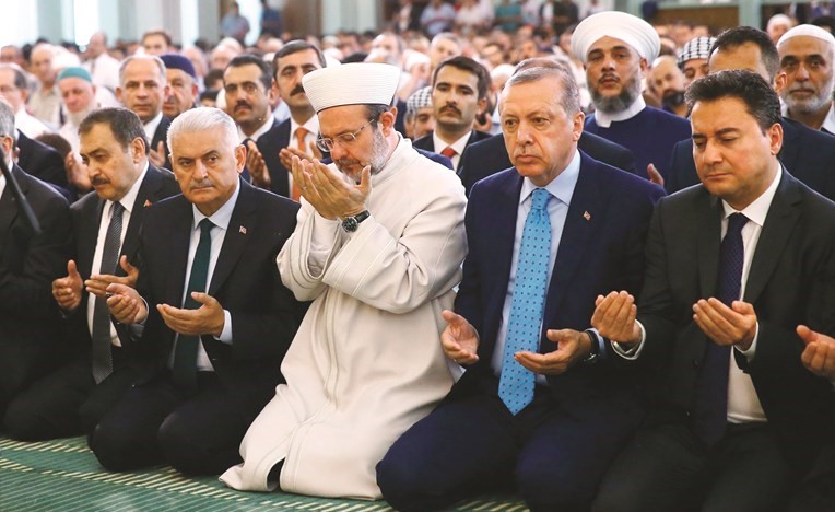 الرئيس أردوغان مترحما على ضحايا الانقلاب الفاشل خلال صلاة الجمعة أمس (أ.ف.پ) ﻿