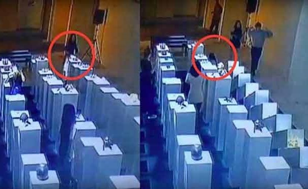 بالفيديو.. "سيلفي" تدمر أعمالا فنية بـ200 ألف دولار