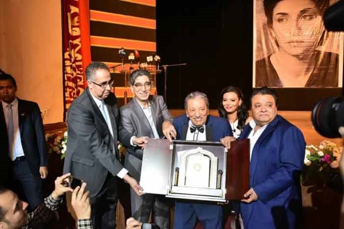 بالصور.. إعلامي شهير يقيم عيد ميلاد لزوجته الفنانة بعد رحيلها ب 15 سنة