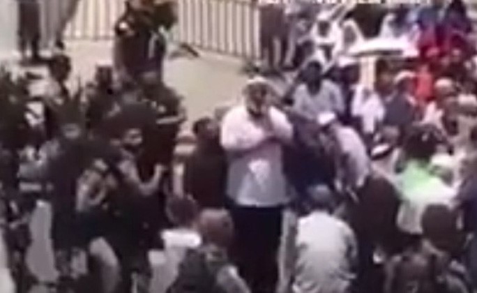 شاهد.. فيديو مؤثر لأحد حرّاس "الأقصى" وهو يرفع الأذان بحرقة باكياً