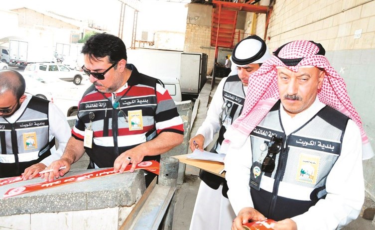 مفتشو البلدية يحررون بعض المخالفات﻿