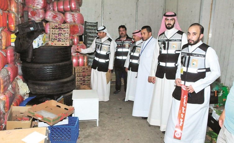 فريق العمل داخل احد المخازن﻿