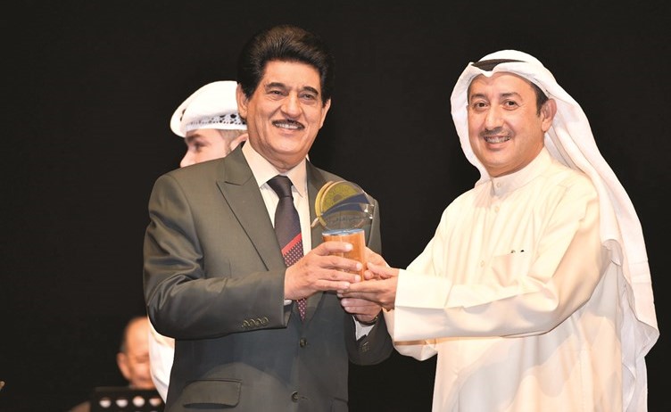 محمد العسعوسي مكرما حميد منصور﻿
