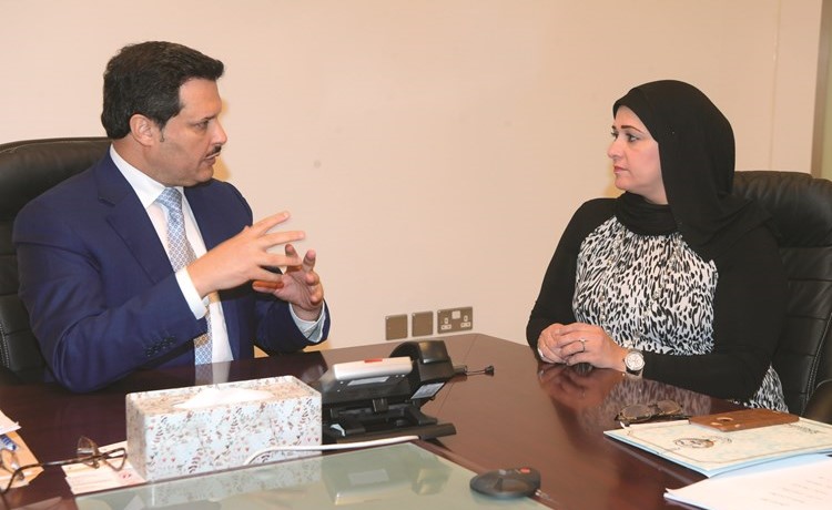 وزير الصحة د.جمال الحربي متحدثا إلى الزميلة حنان عبدالمعبود(محمد هاشم)﻿