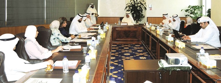 د.فالح العزب خلال اجتماعه مع مديري إدارتي التوثيق والتسجيل العقاري بحضور عبداللطيف السريع ﻿