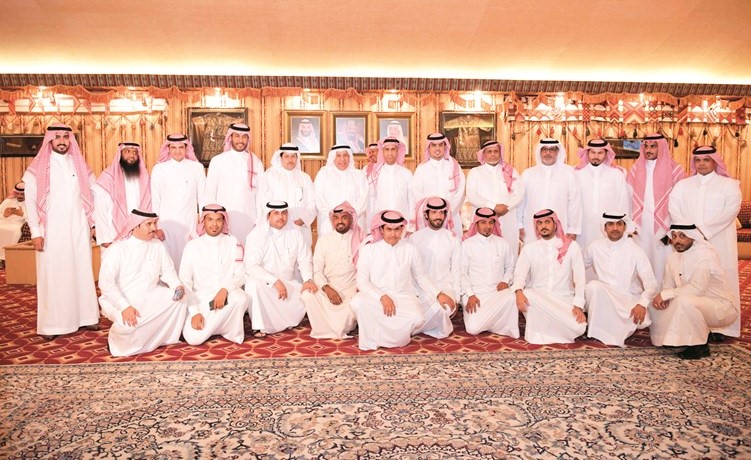 السفير د.عبدالعزيز الفايز متوسطا عددا من العاملين بالسفارة خلال الحفل﻿